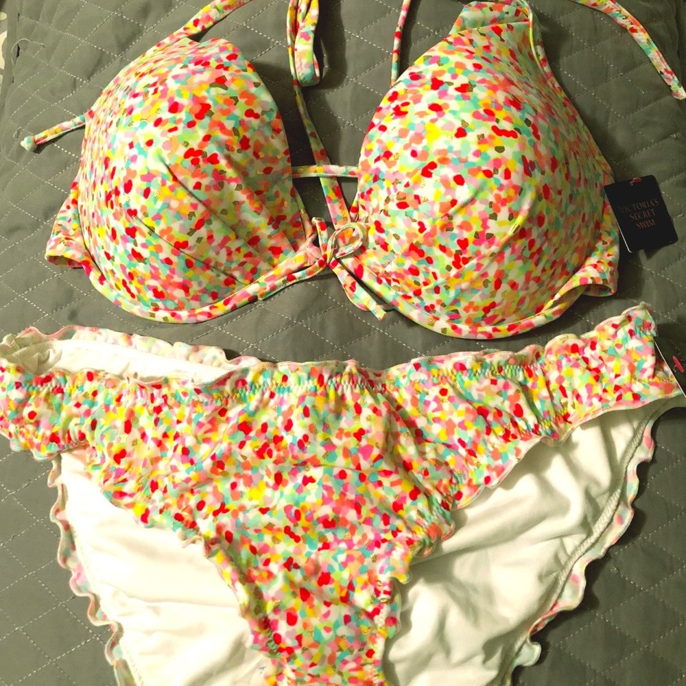 NEW with tags. Victoria Secret 34DD top bottom M